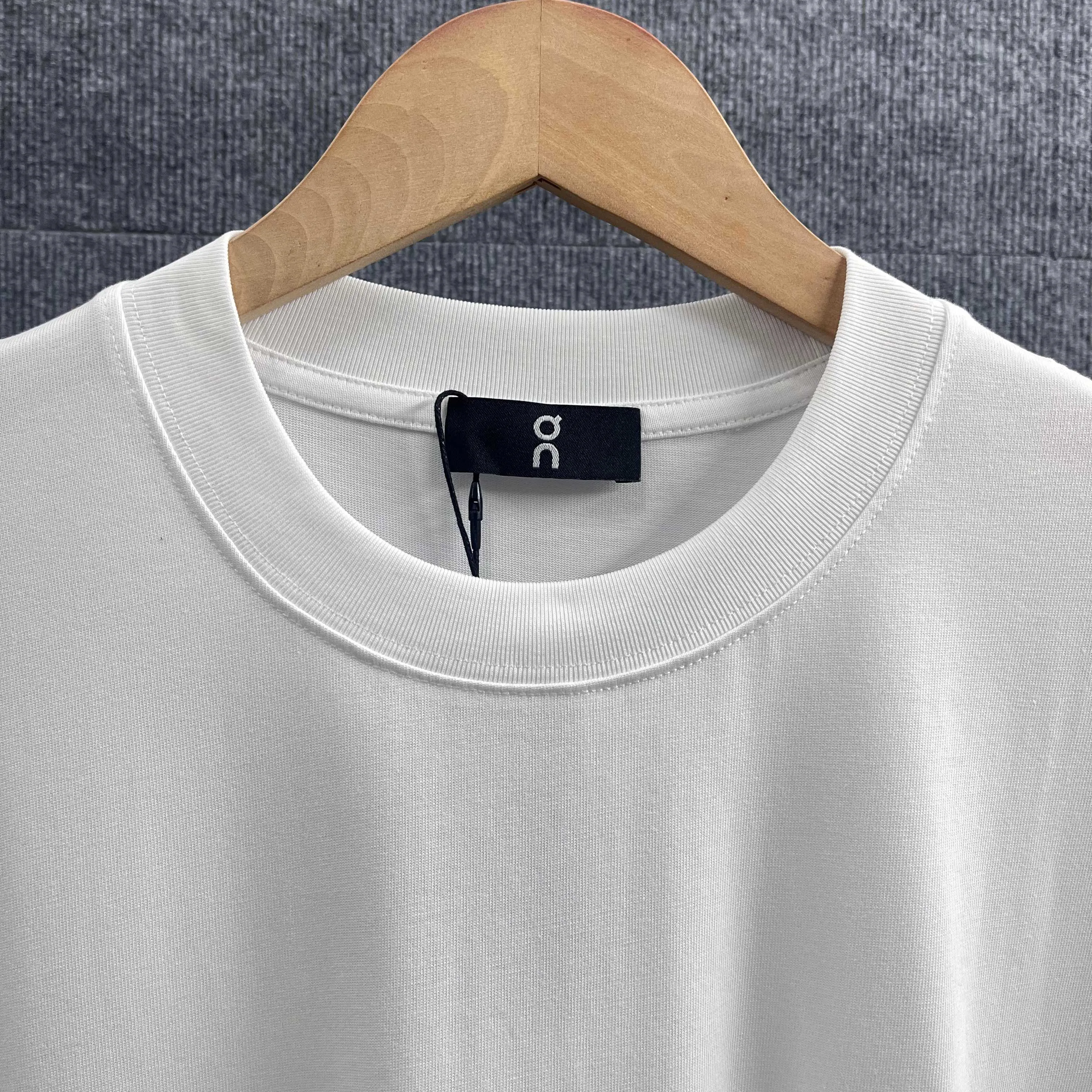 On runni* Angpa Series 2026 Spring and Summer New Arrival Classic simple letter totem foam logo technology Double yarn custom plain cotton fabric Short-sleeved T-shirt Men and women Same Style Color: Black White Flower Gray Wine Red Size: S (90-130 pounds) M (120-150 pounds) L (140-165 pounds) XL (160-180 pounds) XXL (180 pounds)